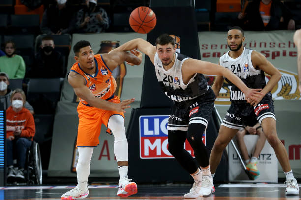 伯恩利主场灯光出现故障，让比赛一度中断