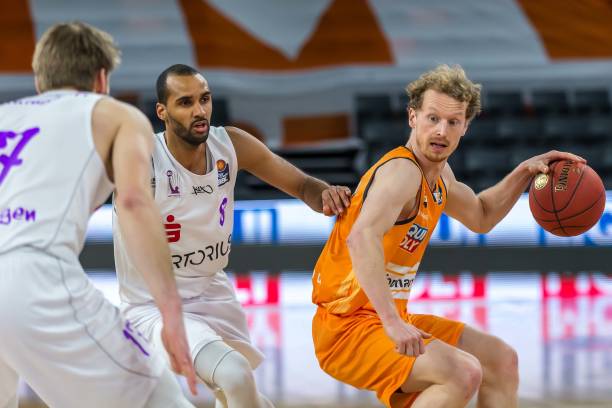 国王遭重创！蒙克左小腿拉伤两周后评估 预计缺席常规赛剩余比赛和附加赛