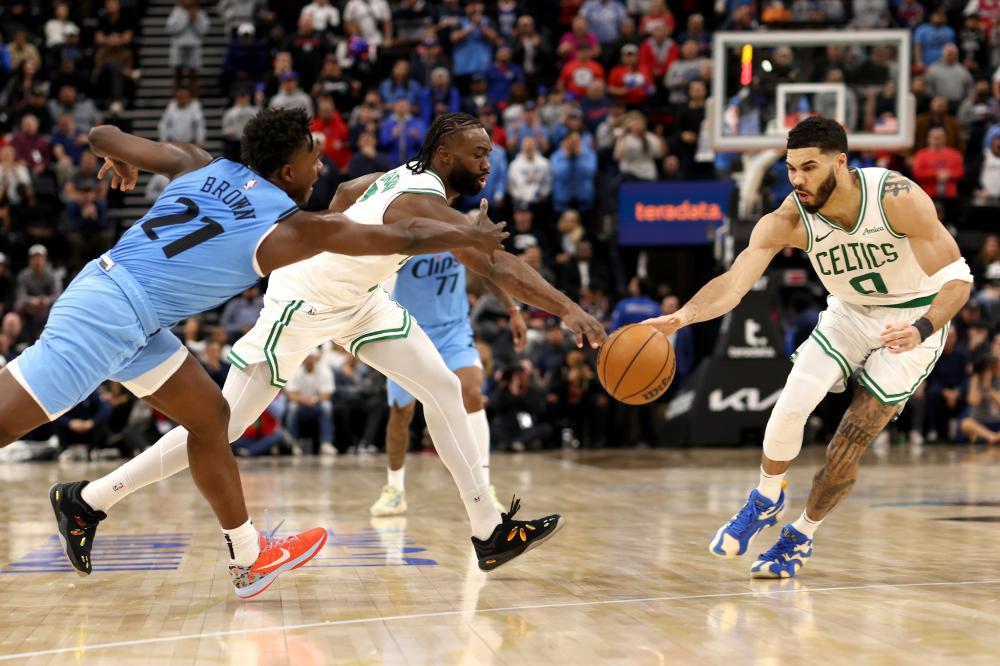 王师傅cos尚博勒“吓”到郭艾伦 两人活动中单挑