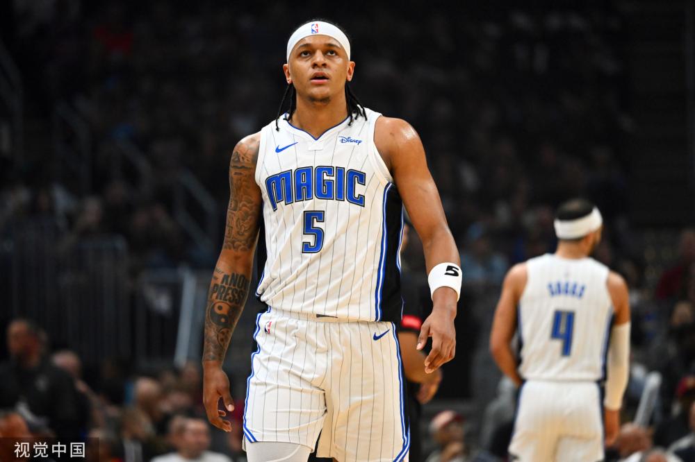 再次情绪失控，阿德耶米因不满自己被换下而怒气冲冲（被换下引发不满，阿德耶米怒火难抑再度失控）