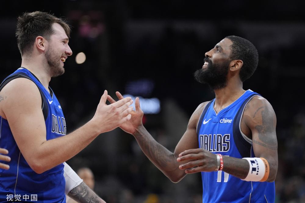 NBA常规赛：独行侠116-126勇士丨英雄惜英雄！克莱赛后与勇士昔日队友一一拥抱场面令人动容（NBA常规赛：勇士126-116击败独行侠，克莱赛后与昔日队友逐一拥抱，英雄相惜令人动容）