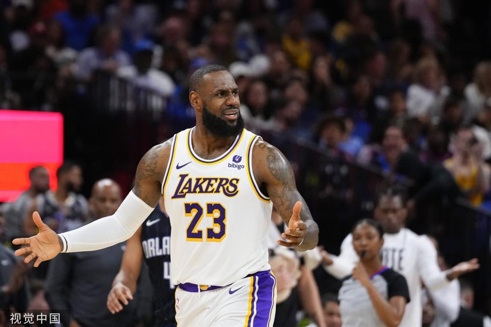 惨成“受害者”！詹姆斯撒镁粉，旁边的八村被撒一脸（詹姆斯撒镁粉意外波及，八村一脸粉尘）